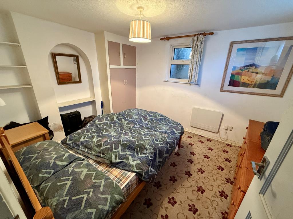 Lot: 141 - VACANT PAIR OF FLATS FOR REFURBISHMENT - Basement flat bedroom